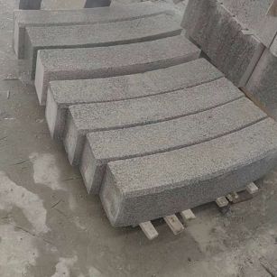 鞍山芝麻白弧形路牙石