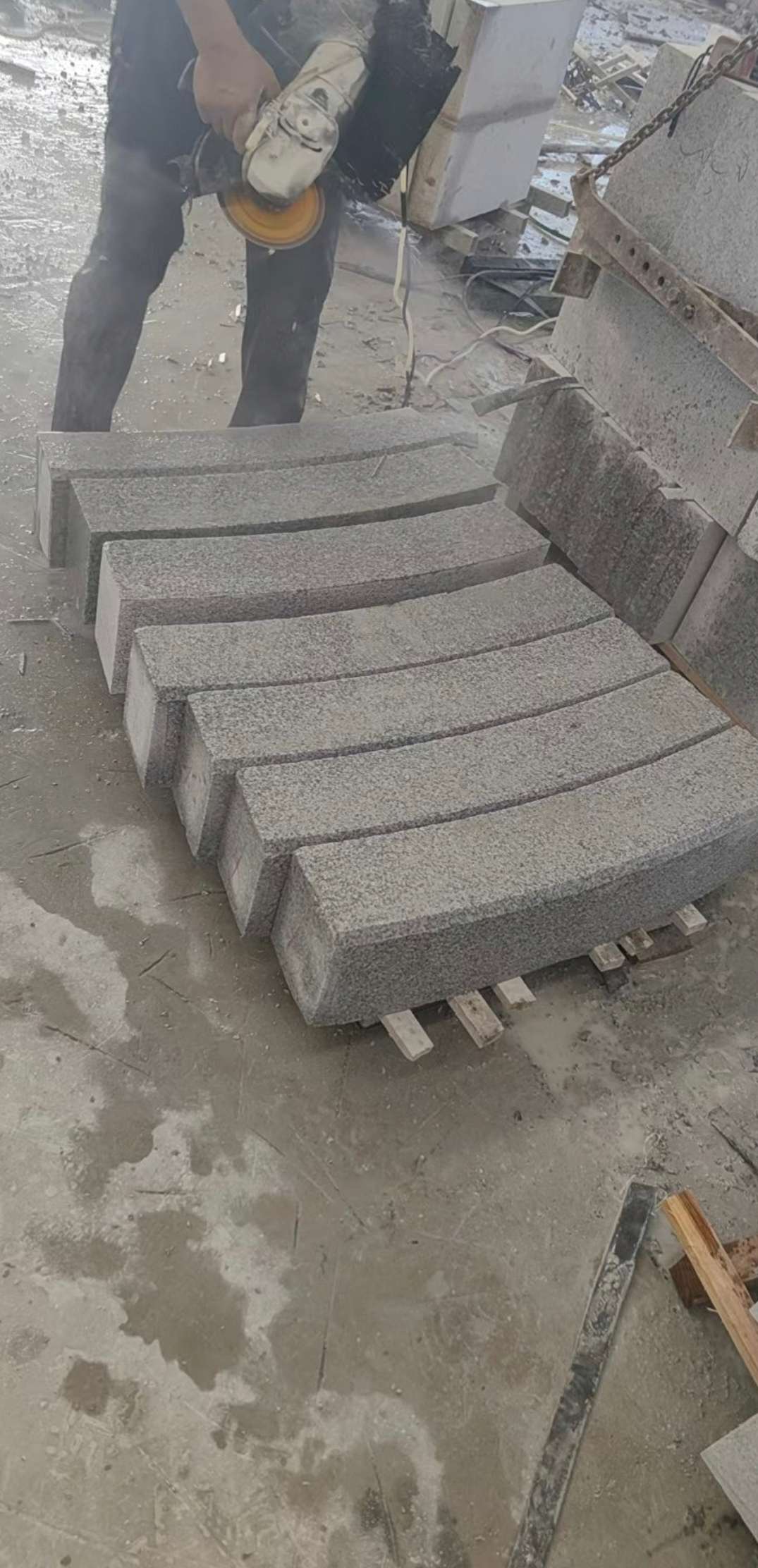 鞍山芝麻白弧形路牙石