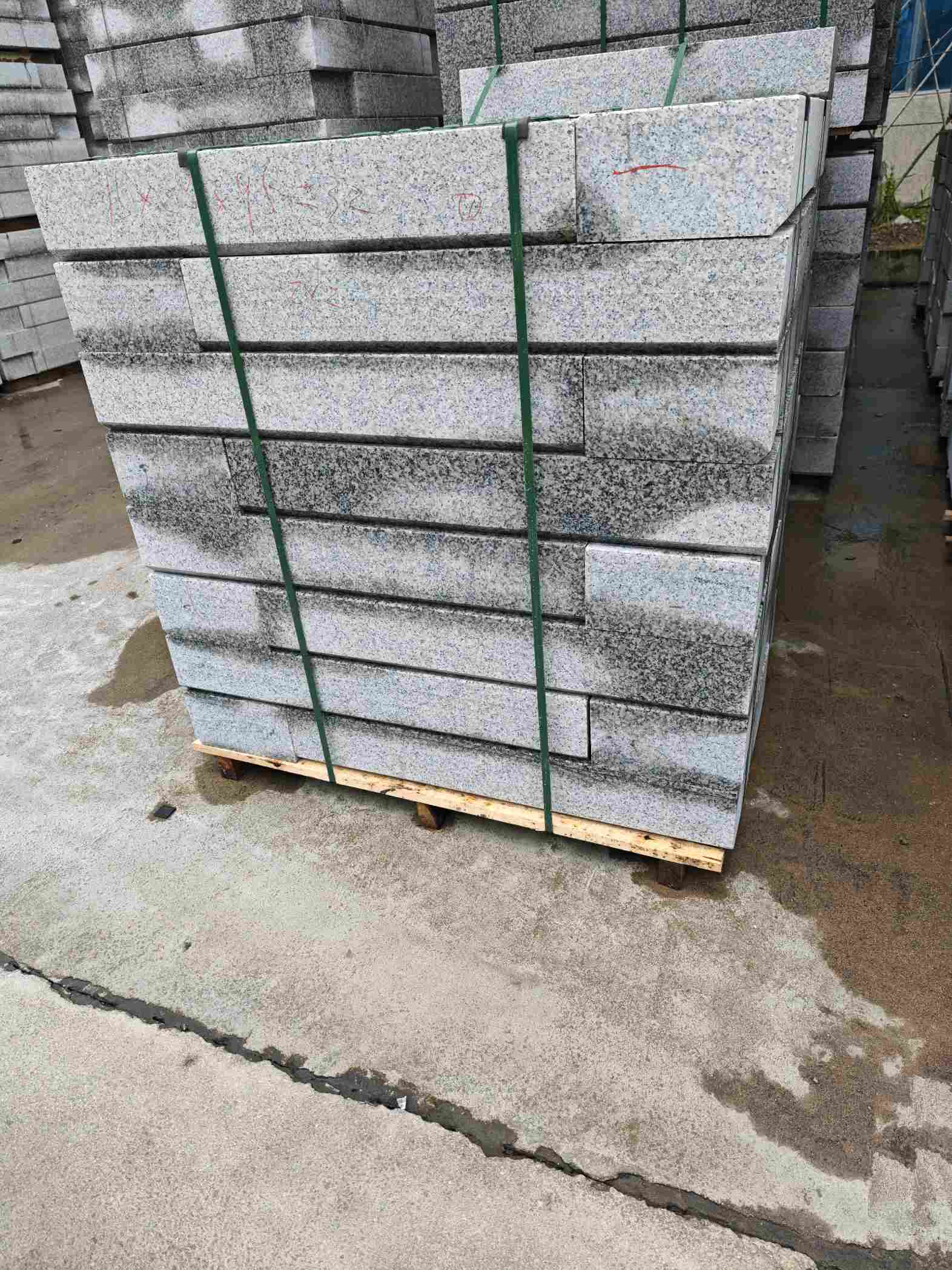 鞍山芙蓉白路牙石，马路牙子